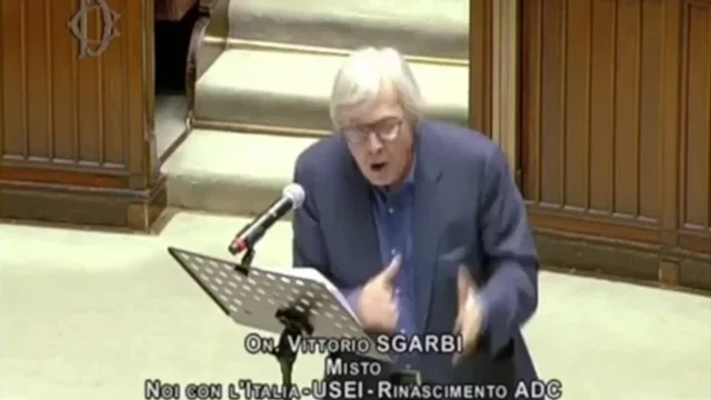 Green pass, Sgarbi attacca Draghi: "Sei un provinciale italiano contro la democrazia"