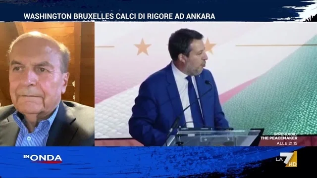 Bersani su Salvini all'ambasciata USA: "C'ha l'hamburger, una volta aveva le salsicce. L'evoluzione della specie"
