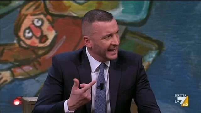 Casalino critica Meloni: "Una leader si vede nelle difficoltà, lei è scomparsa"
