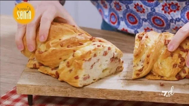 Treccia salata con salame e formaggio