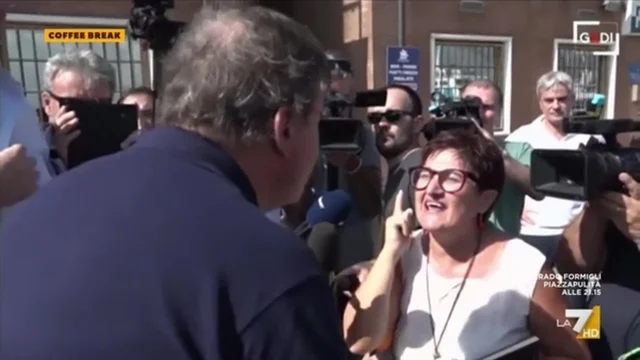 Rigassificatore a Piombino, lo scontro tra la signora e Calenda: "Ma lei sta scherzando?", "È antidemocratica"
