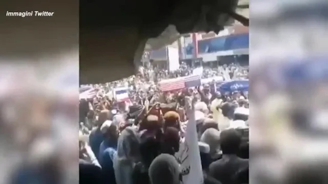 Afghanistan, bare ricoperte da bandiere Usa, Francia e Gran Bretagna: i talebani celebrano la vittoria con un finto funerale