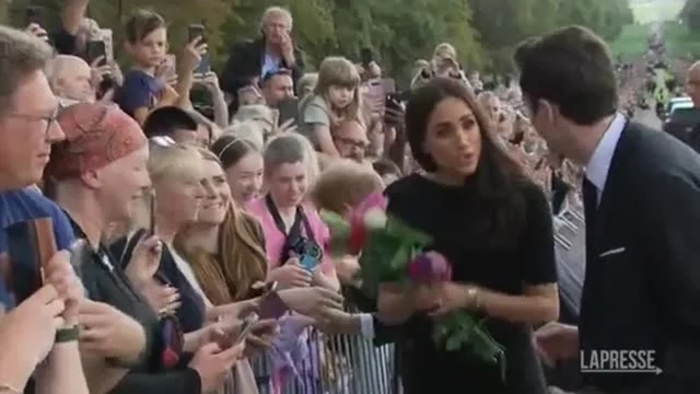 Regina Elisabetta: Meghan riceve i fiori dal pubblico e rifiuta di consegnarli allo staff