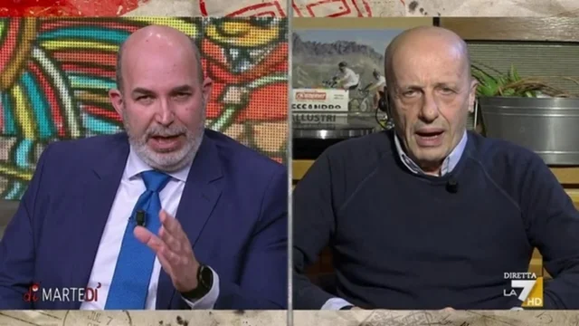 Botta e risposta tra Crimi e Sallusti: "Sono sempre convinto che uno vale uno", "Cioè Toninelli vale Draghi"