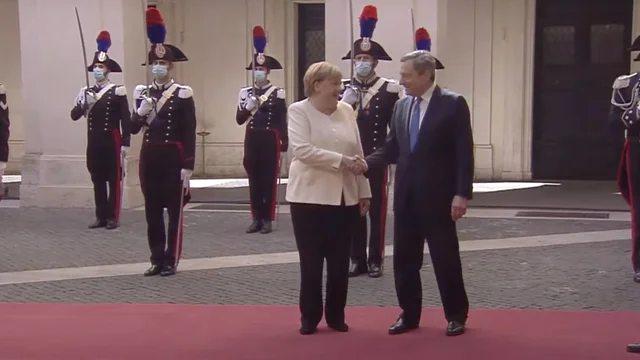 Angela Merkel a Palazzo Chigi: la stretta di mano con Mario Draghi