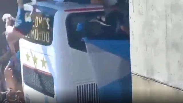 Follia per l'Argentina campione: un tifoso si lancia sul bus dei giocatori ma precipita