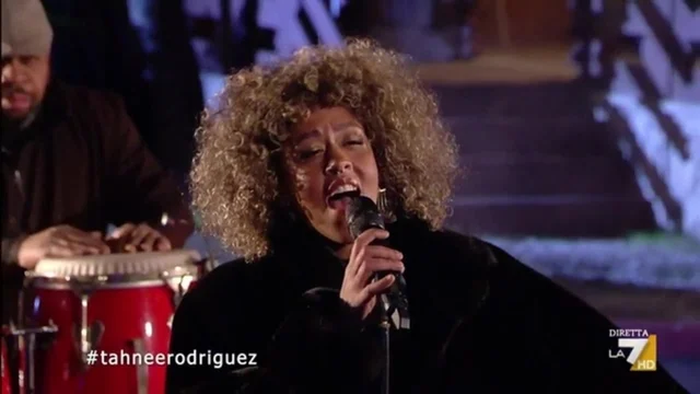 Tahnee Rodriguez interpreta 'A me me piace 'o blues' di Pino Daniele