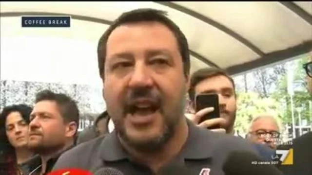 Matteo Salvini vs Virginia Raggi: 'Occorre uno scienziato a portare via la monnezza?'