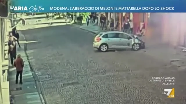 Modena: l'abbraccio di Meloni e Mattarella dopo lo shock