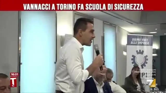 Vannacci a Torino fa scuola di sicurezza