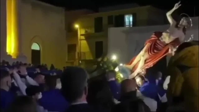 Ragusa, cade la statua del Cristo Risorto durante la processione: il video