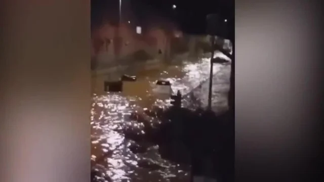 Palermo, a Mondello auto trascinate dal maltempo