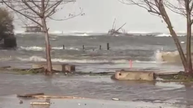Maltempo, Marina di Pisa allagata, il sindaco: "Peggio di novembre, non ce la facciamo più"