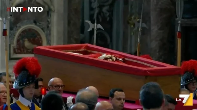 La bara di Papa Francesco entra in San Pietro: folla di fedeli in piazza, commozione per l’ultimo saluto