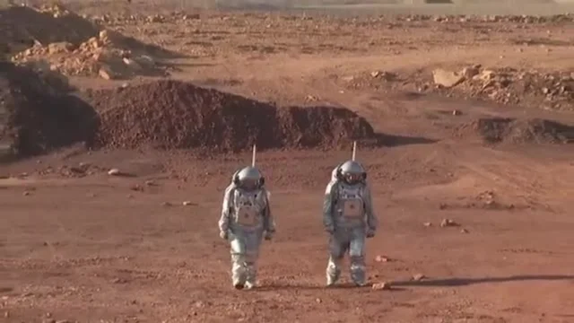 Astronauti simulano la vita su Marte nel deserto israeliano: le immagini