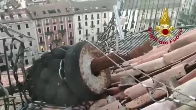 Vento forte a Milano, dal Castello ai parchi: tutti gli interventi dei vigili del fuoco per mettere in sicurezza la città