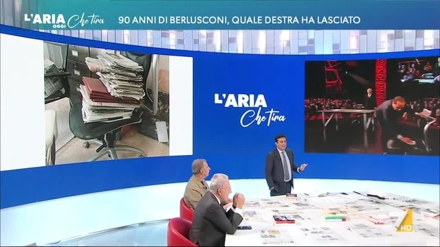 In esclusiva Antonello Caporale mostra la celebre sedia di Travaglio spazzolata da Berlusconi: "Oggi la tiene nel suo ufficio"