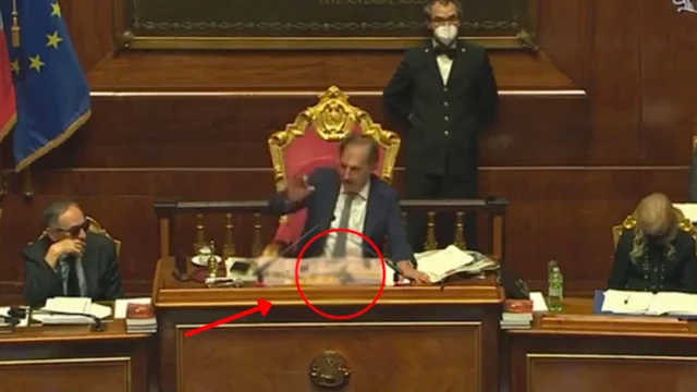 Senato, La Russa presiede la seduta, ma è concentrato su altro