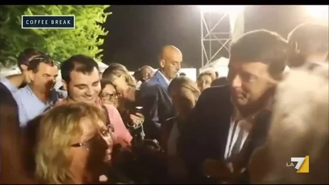 Renzi a sorpresa alla Festa dell'Unità a Roma risponde ai militanti