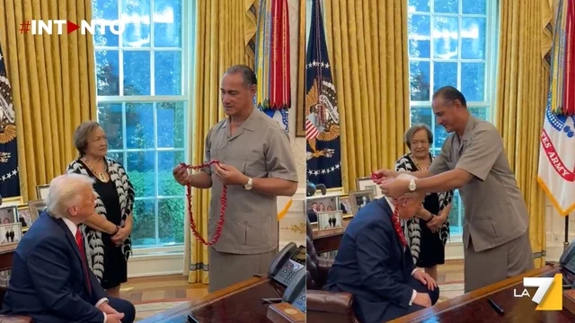 Trump riceve una ghirlanda della famiglia reale delle Samoa Americane: «Significa che sono un sovrano?»