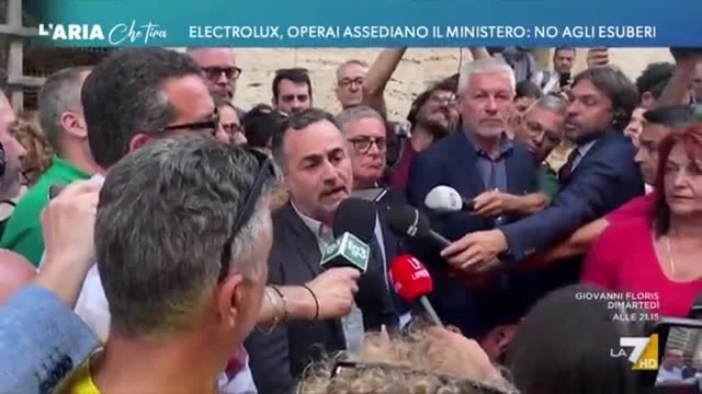 Electrolux, operai assediano il Ministero: no agli esuberi