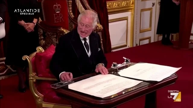 Barbara Serra sul ghigno di Carlo al momento della firma: "Sta attraversando un momento difficile"