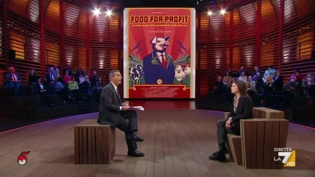 Food for profit, l'intervista a Giulia Innocenzi: "Il 90% della carne viene da allevamenti intensivi"