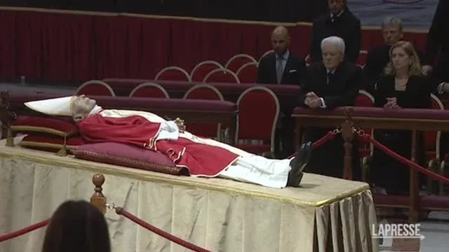 Benedetto XVI, Mattarella rende omaggio alla salma in forma privata: le immagini