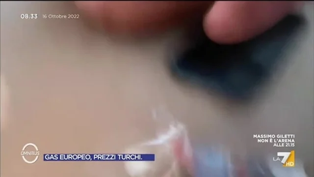 Inconveniente in diretta, cade la telecamera e l'ospite rimane in mutande