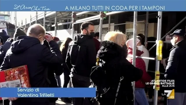A Milano tutti in coda per i tamponi