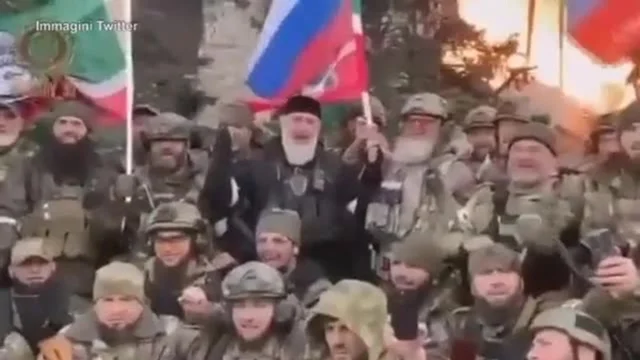 Mariupol, le truppe cecene festeggiano la presa della città (tra le fiamme): il video diffuso sui social