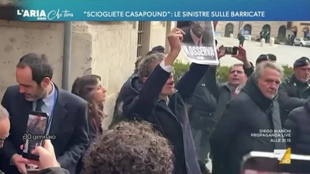 "Sciogliete CasaPound!": le sinistre sulle barricate