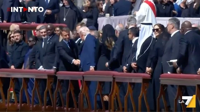 Funerale di Papa Francesco: stretta di mano tra Trump e Macron