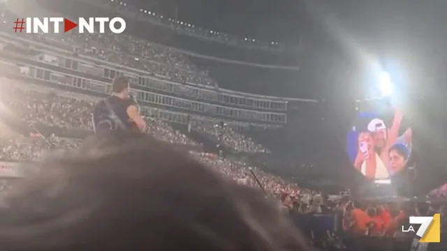 Dopo lo scandalo, Chris Martin chiede il permesso prima di inquadrare con la kiss cam