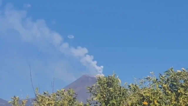 L'Etna erutta anelli di gas: l'evento raro si sta verificando nelle ultime ore
