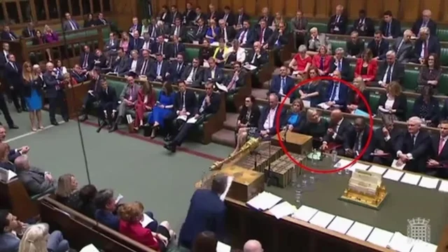 Regina Elisabetta, la premier Liz Truss viene informata con un bigliettino: la reazione