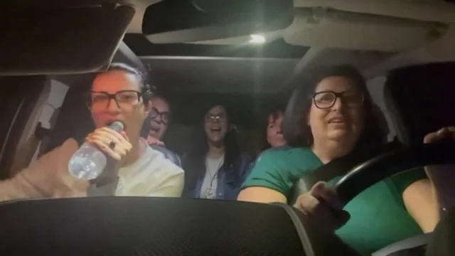 Laura Pausini improvvisa il karaoke in auto con le amiche: il video è virale