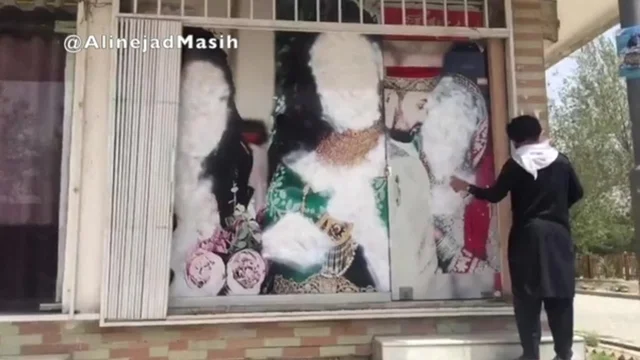 Afghanistan, talebani cancellano immagini di donne a Kabul