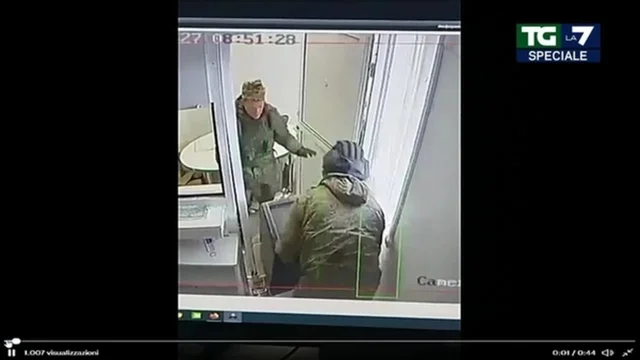 Soldati russi assaltano le banche ucraine, le immagini