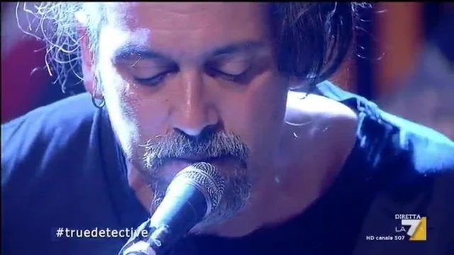 La #propagandaorkestra interpreta Far From Any Road, sigla di True Detective