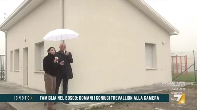 Famiglia nel bosco: le immagini della nuova casa a Ignoto X