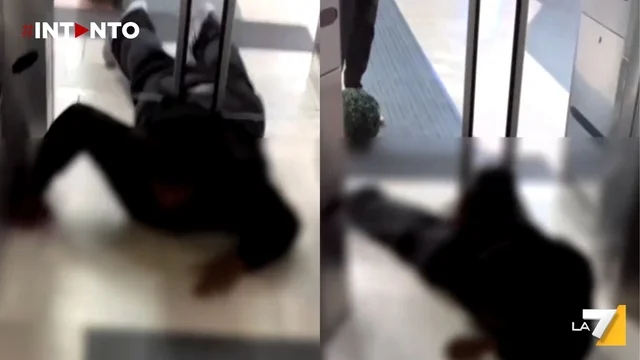 Milano, tenta di superare i tornelli della metro ma rimane incastrato: il video
