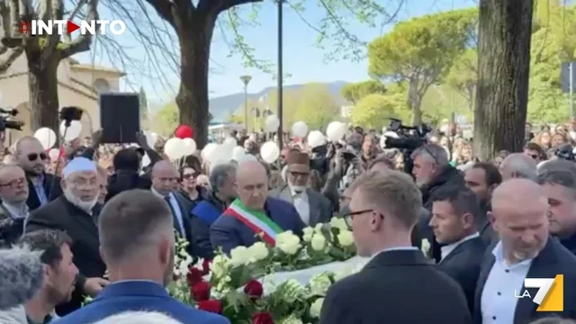 Il Sindaco Bandecchi partecipa al funerale di Ilaria Sula e porta in spalla la bara della giovane vittima di femminicidio