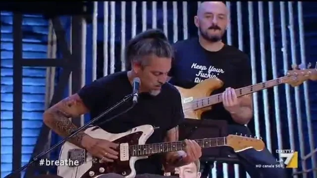 La #propagandaorkestra interpreta "Breathe" dei The Prodigy