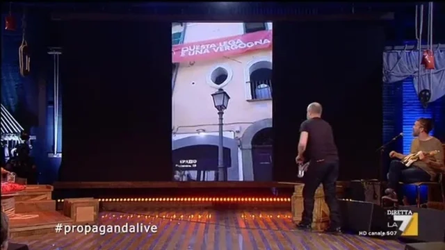 Propaganda Live - Selfing Italy by the captain