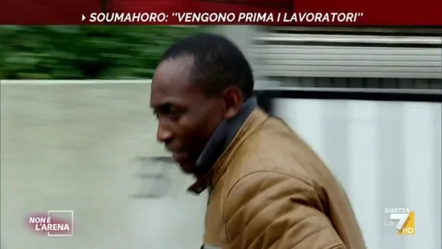 Soumahoro alla giornalista: "Sto sempre coi lavoratori, anche con lei"