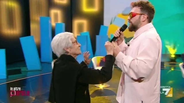 Dargen D'Amico canta 'Onda alta' e balla insieme alla signora Maria