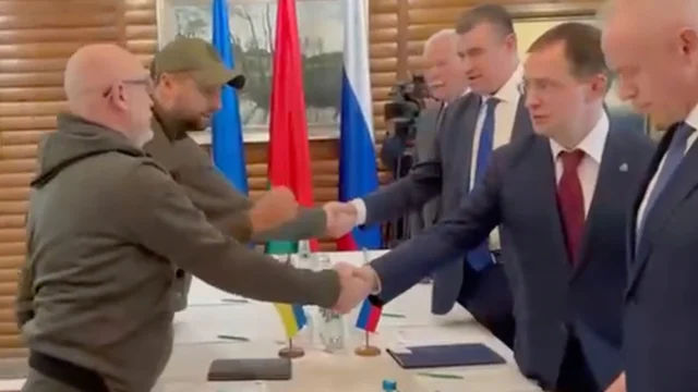 Negoziati Ucraina-Russia: intesa su creazione congiunta di corridoi umanitari per evacuare i civili