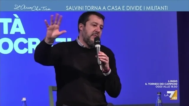 Salvini torna a casa e divide i militanti: "C'è la Lega e ci sarà la Lega, di 'altro' non mi occupo"