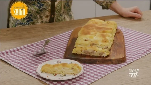 Scaccia o scacciata siciliana, salsiccia patate e ricotta